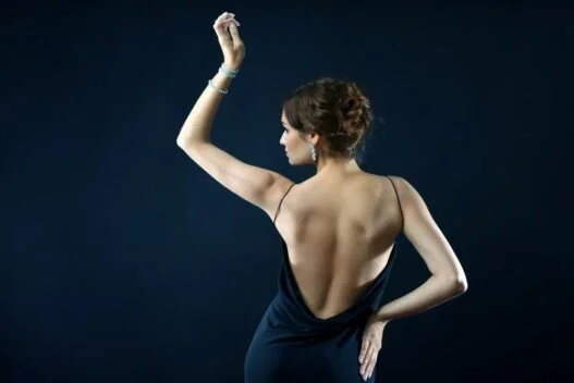 Kvinde i kjole med åben ryg